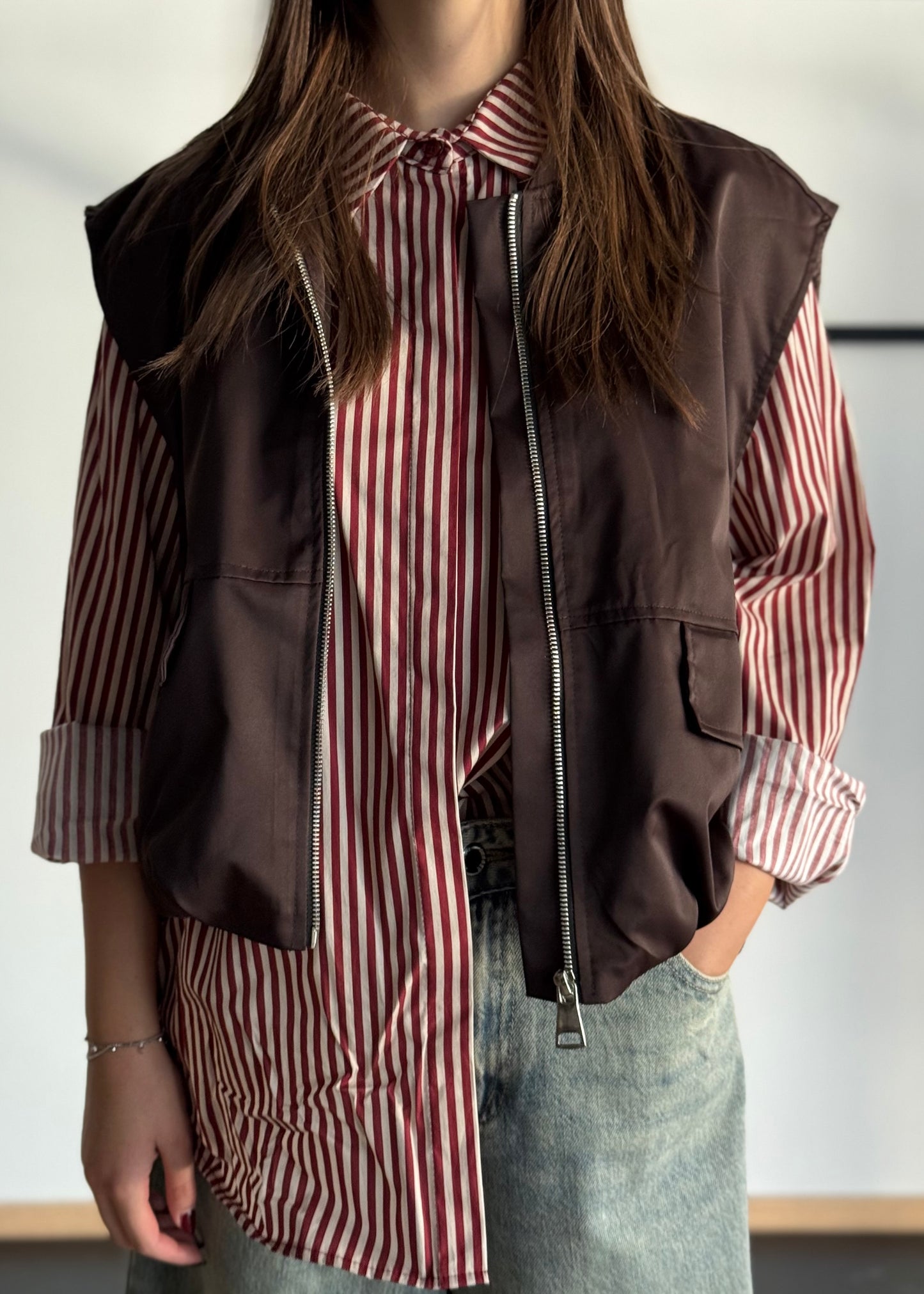 Gilet moro con zip e tasche frontali