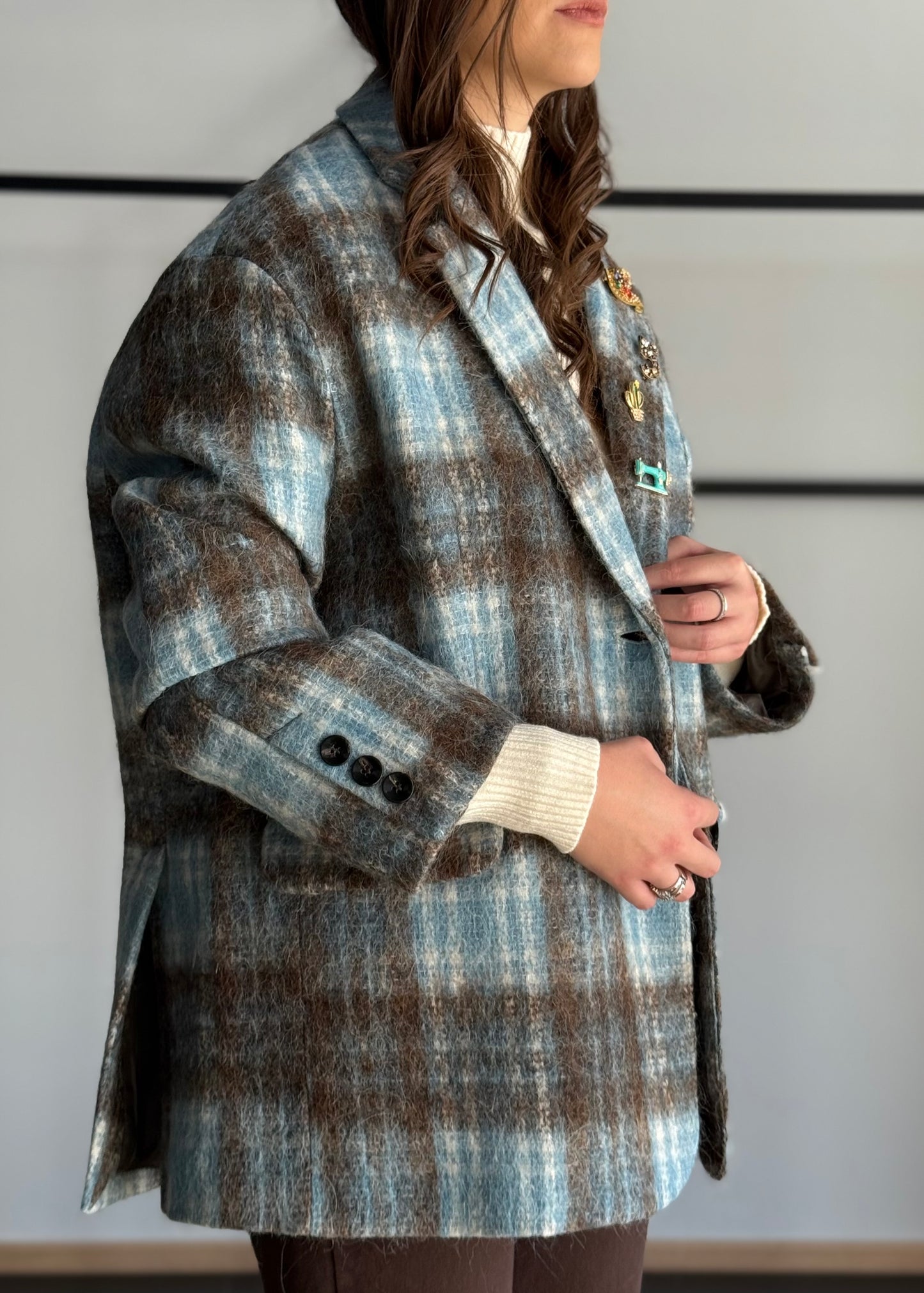 Giacca oversize a quadri in lana con spille decorative - ZAHJR