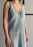 Carica l'immagine nel visualizzatore della galleria, Abito denim midi destroyed
