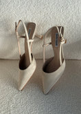 Carica l'immagine nel visualizzatore della galleria, Slingback THEVICE in suede beige
