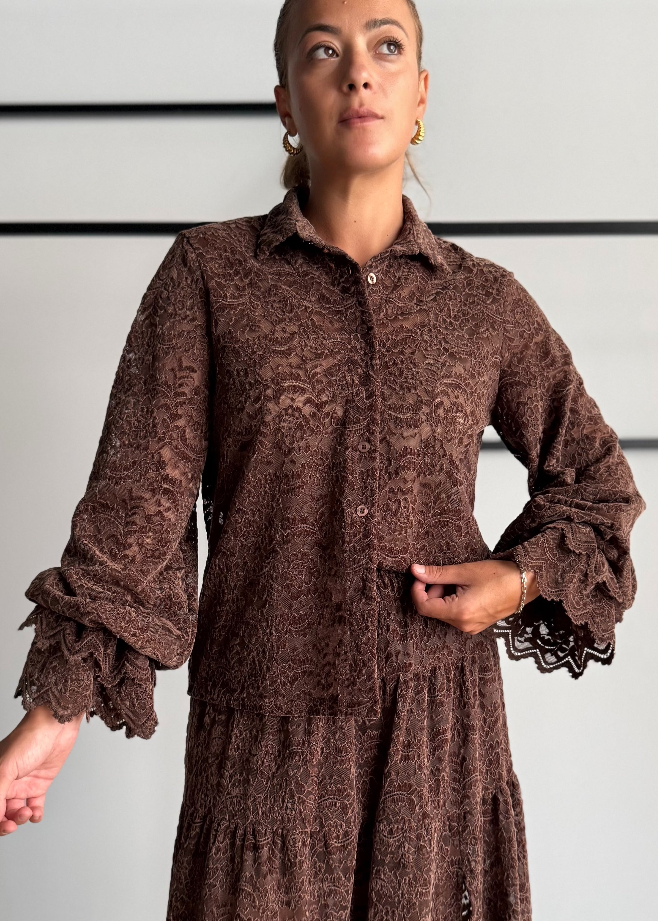 Camicia in pizzo moro con volant - KONTATTO