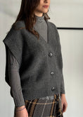 Carica l'immagine nel visualizzatore della galleria, Gilet LUMINA in maglia a costine
