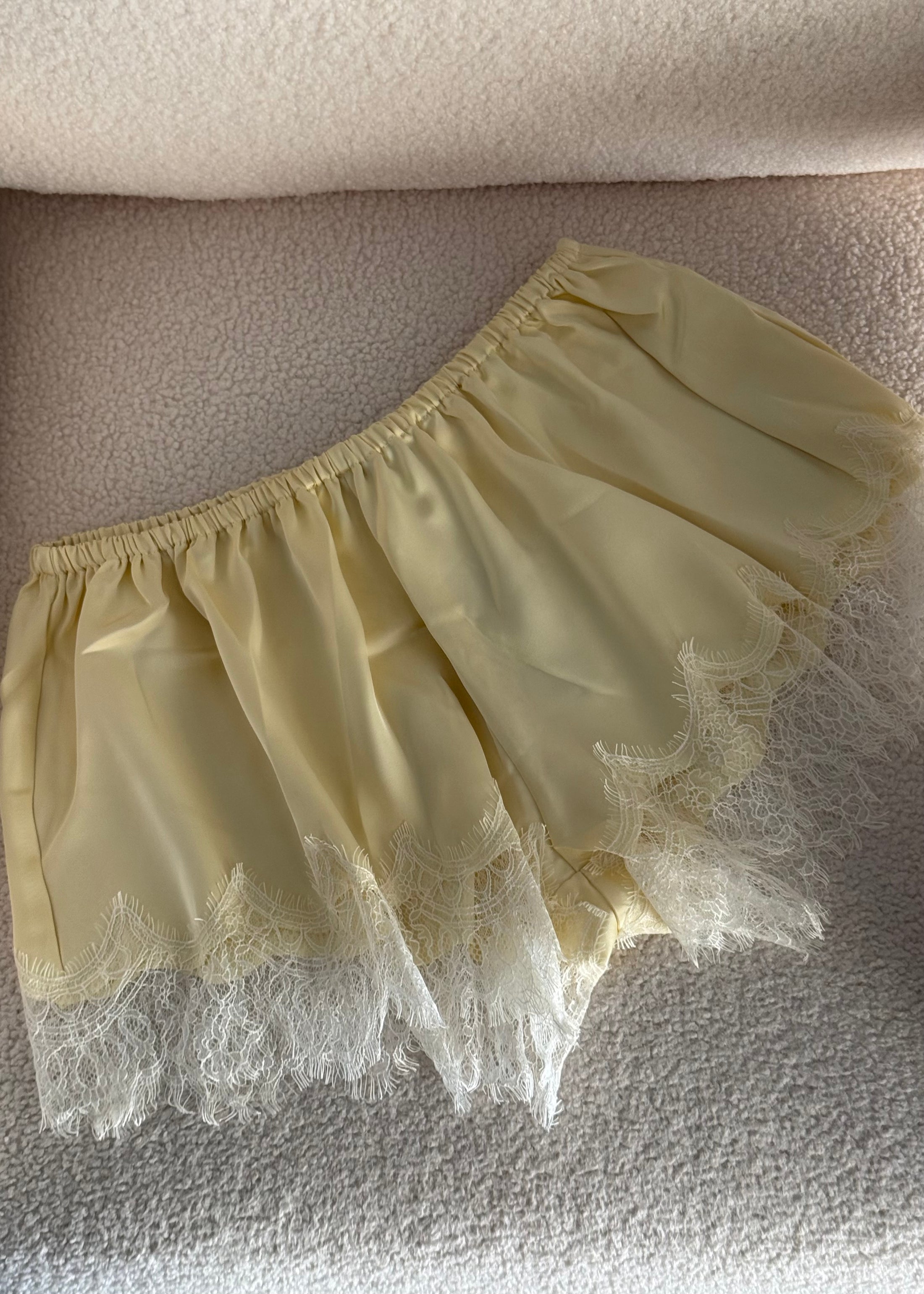 Short in raso giallo burro con pizzo
