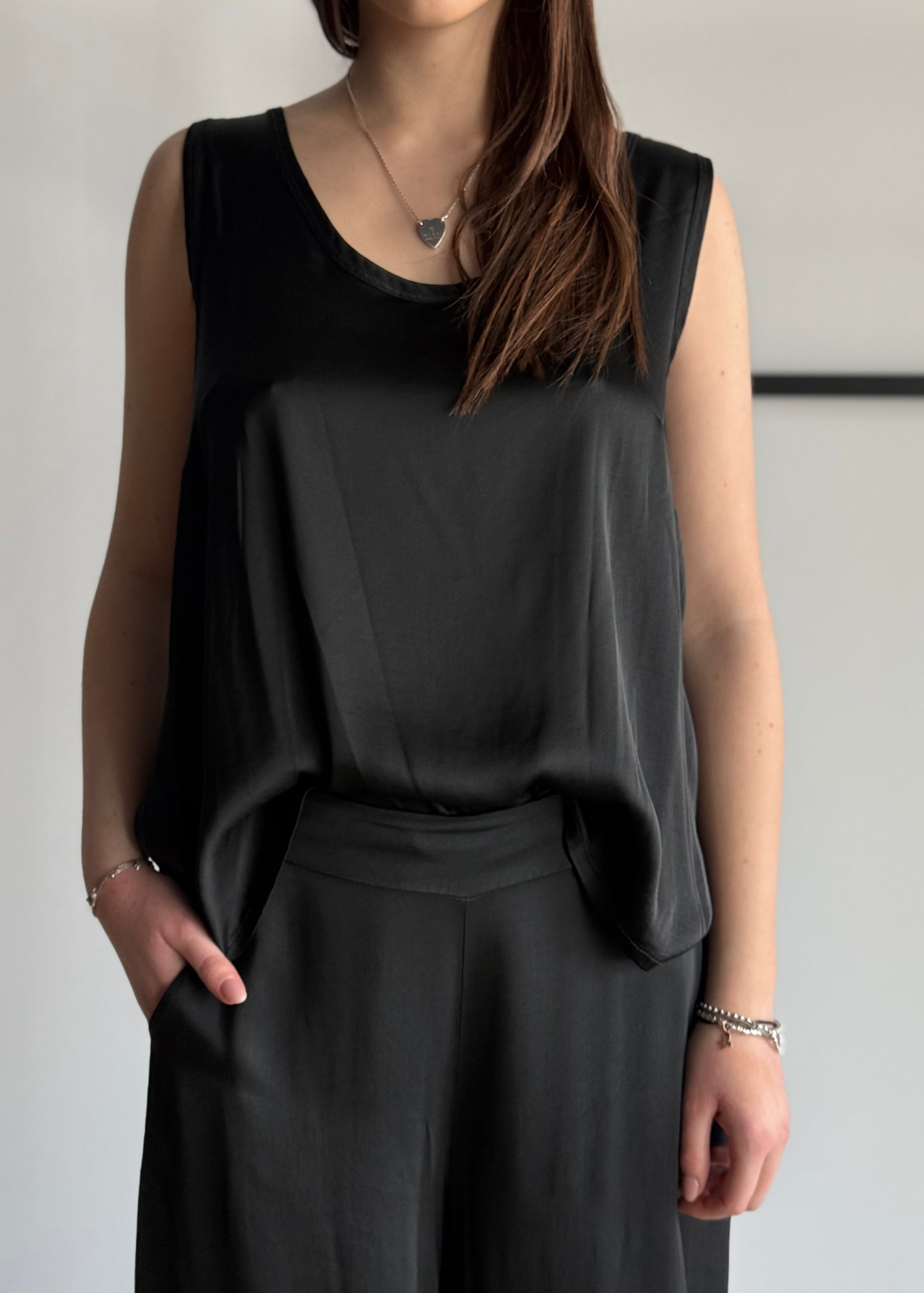 Top ZAHJR smanicato nero