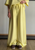 Carica l'immagine nel visualizzatore della galleria, Pantalone ZAHJR con coulisse giallo
