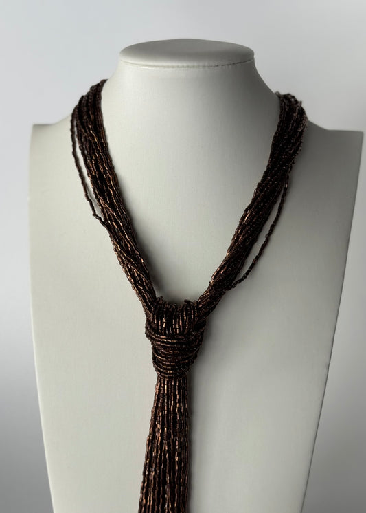 Collana lunga multigiro con perline metalliche