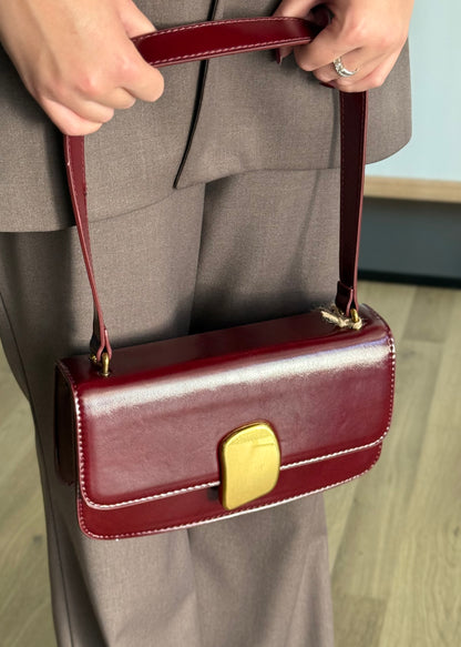 Borsa a Spalla in Pelle Lucida Bordeaux con Chiusura Gioiello