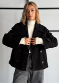Carica l'immagine nel visualizzatore della galleria, Cappotto doppiopetto nero con maxi revers - ZAHJR
