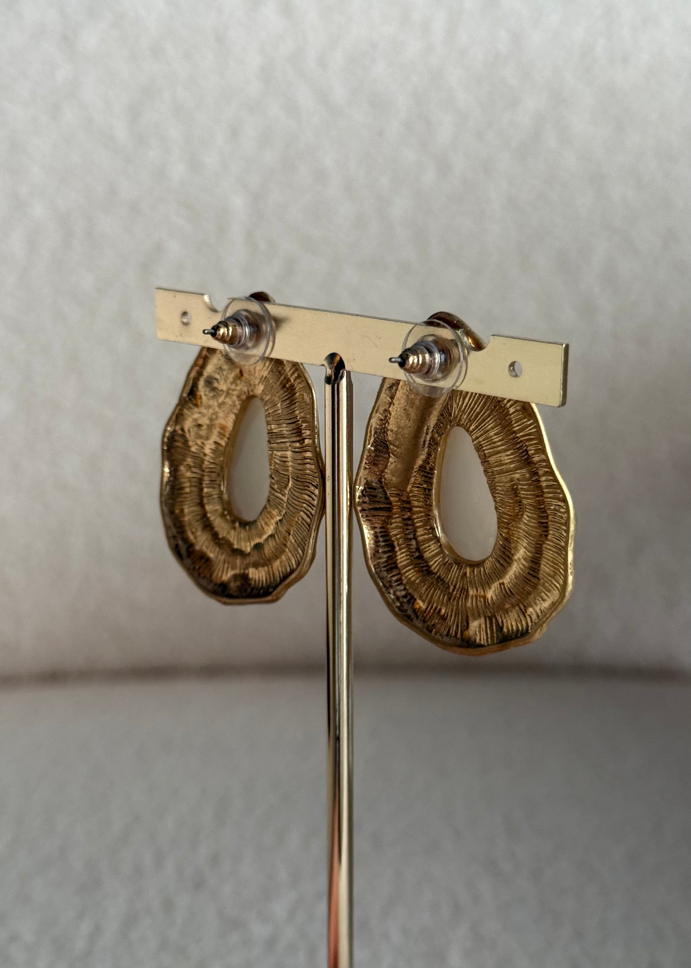 Orecchini THEVICE con pietra crema