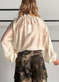 Carica l'immagine nel visualizzatore della galleria, Blusa con volant burro - PHILIALOFT
