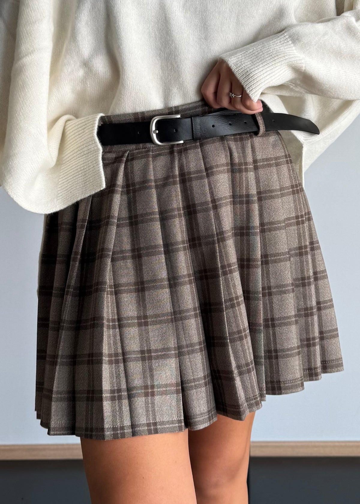 Minigonna a quadri beige con pieghe