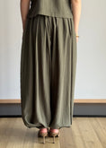 Carica l'immagine nel visualizzatore della galleria, Pantalone balloon KONTATTO gessato verde militare
