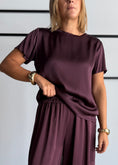 Carica l'immagine nel visualizzatore della galleria, T-shirt vino in satin - ZAHJR
