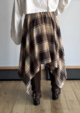 Carica l'immagine nel visualizzatore della galleria, PREORDINE - Gonna tartan asimmetrica con fiocco

