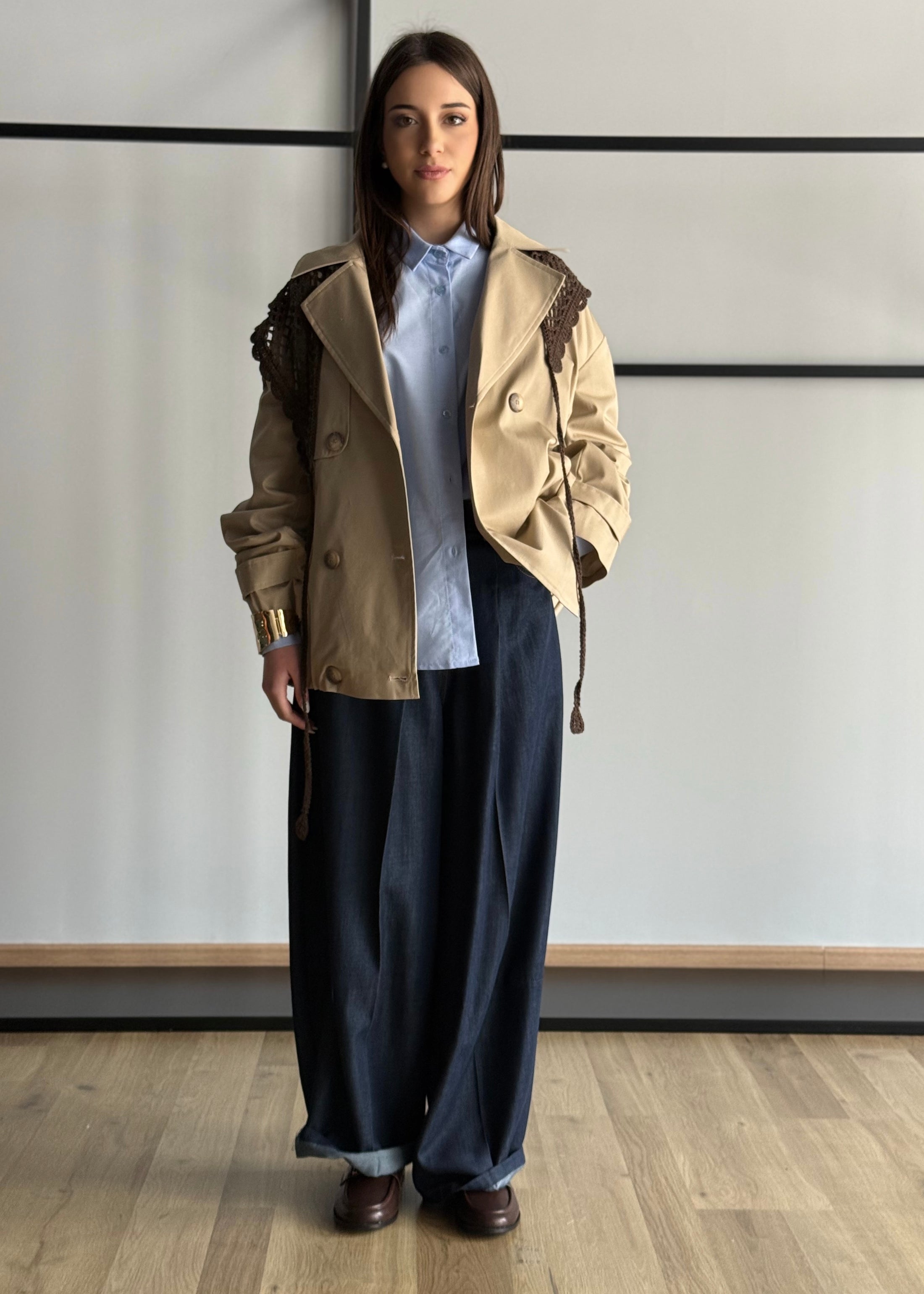 Trench corto KONTATTO con bandana macramé