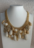 Carica l'immagine nel visualizzatore della galleria, Collana oro e beige con charms pendenti
