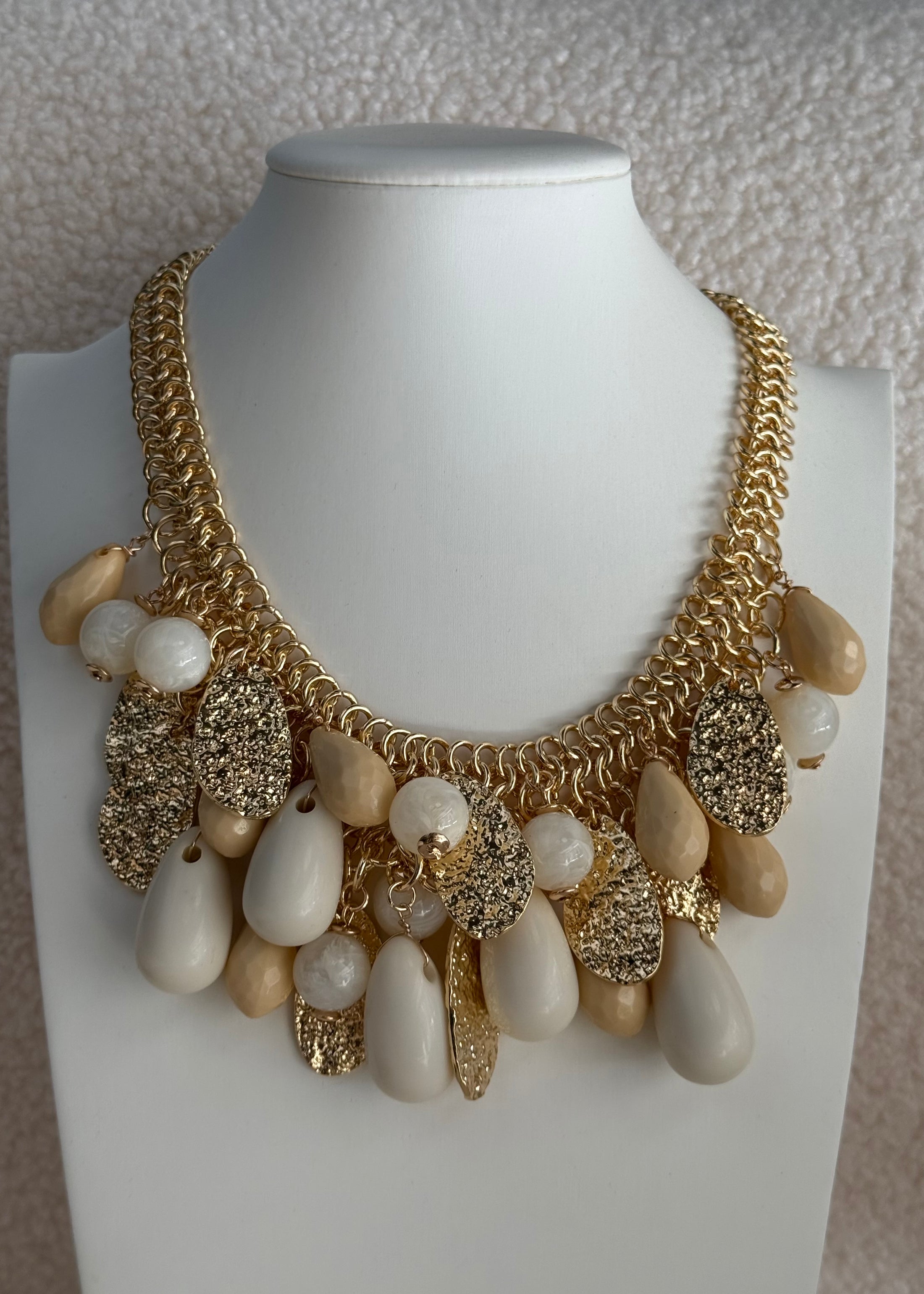 Collana oro e beige con charms pendenti