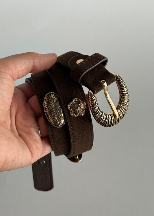 Cintura in suede marrone con fibbia decorata