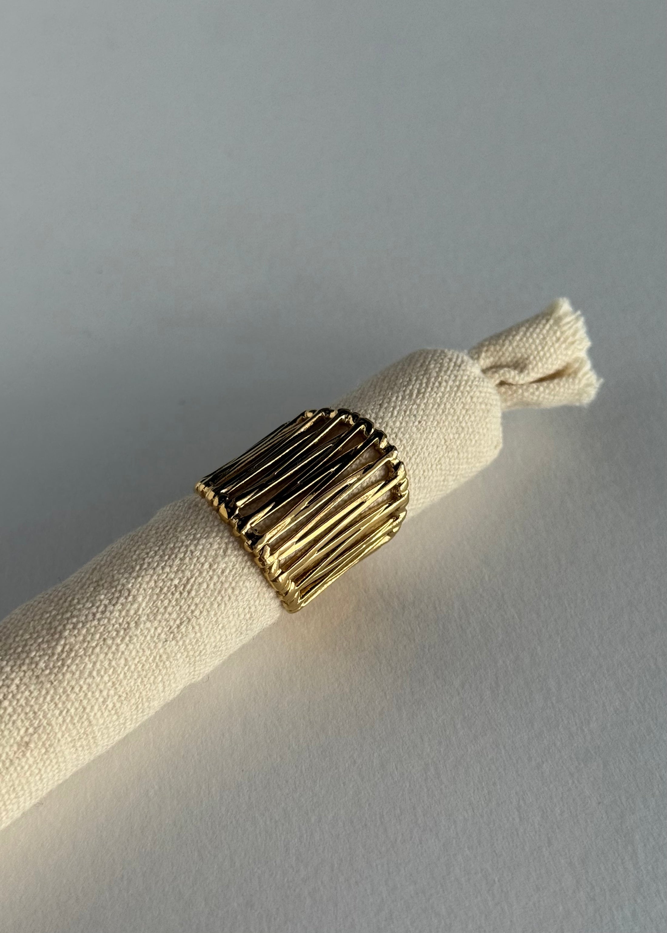 Anello dorato con texture a righe