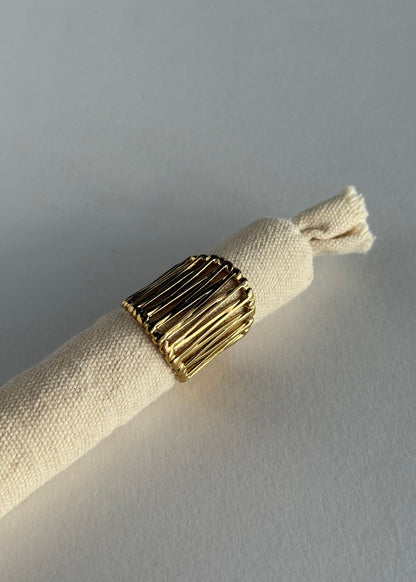 Anello dorato con texture a righe