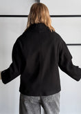 Carica l'immagine nel visualizzatore della galleria, Cappotto doppiopetto nero con maxi revers - ZAHJR

