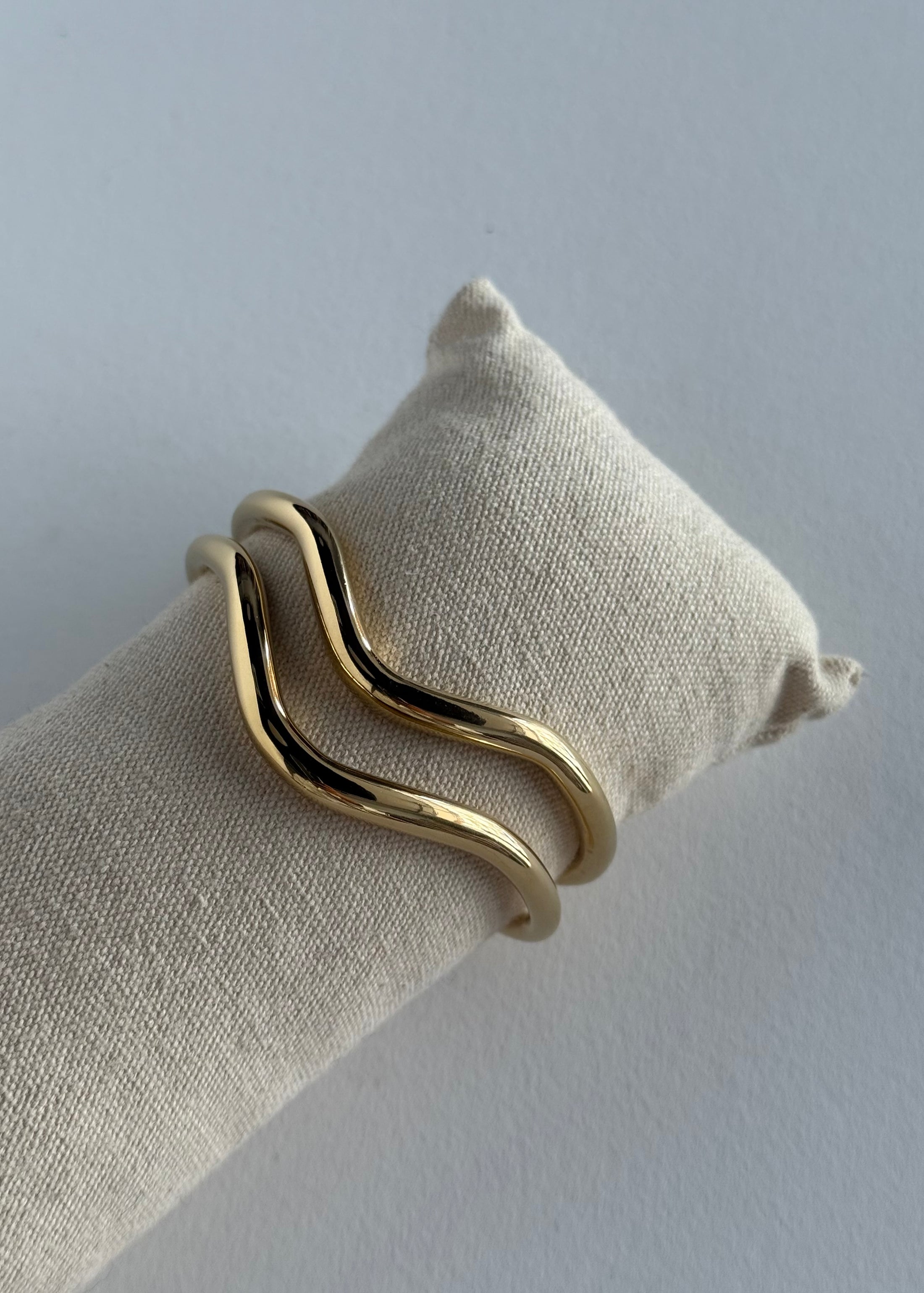 Bracciale rigido dorato doppia onda