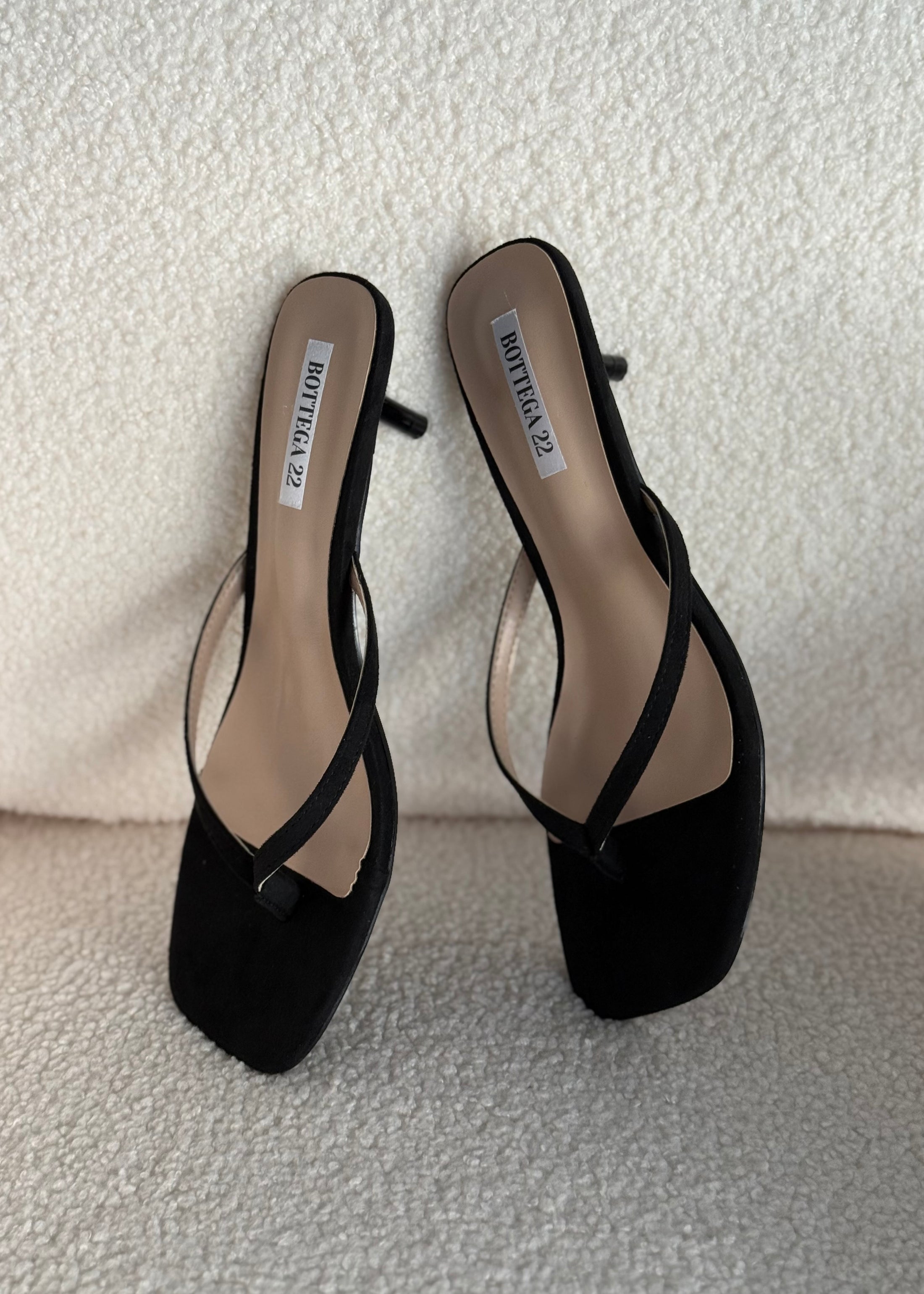 Sandali infradito con tacco nero effetto suede