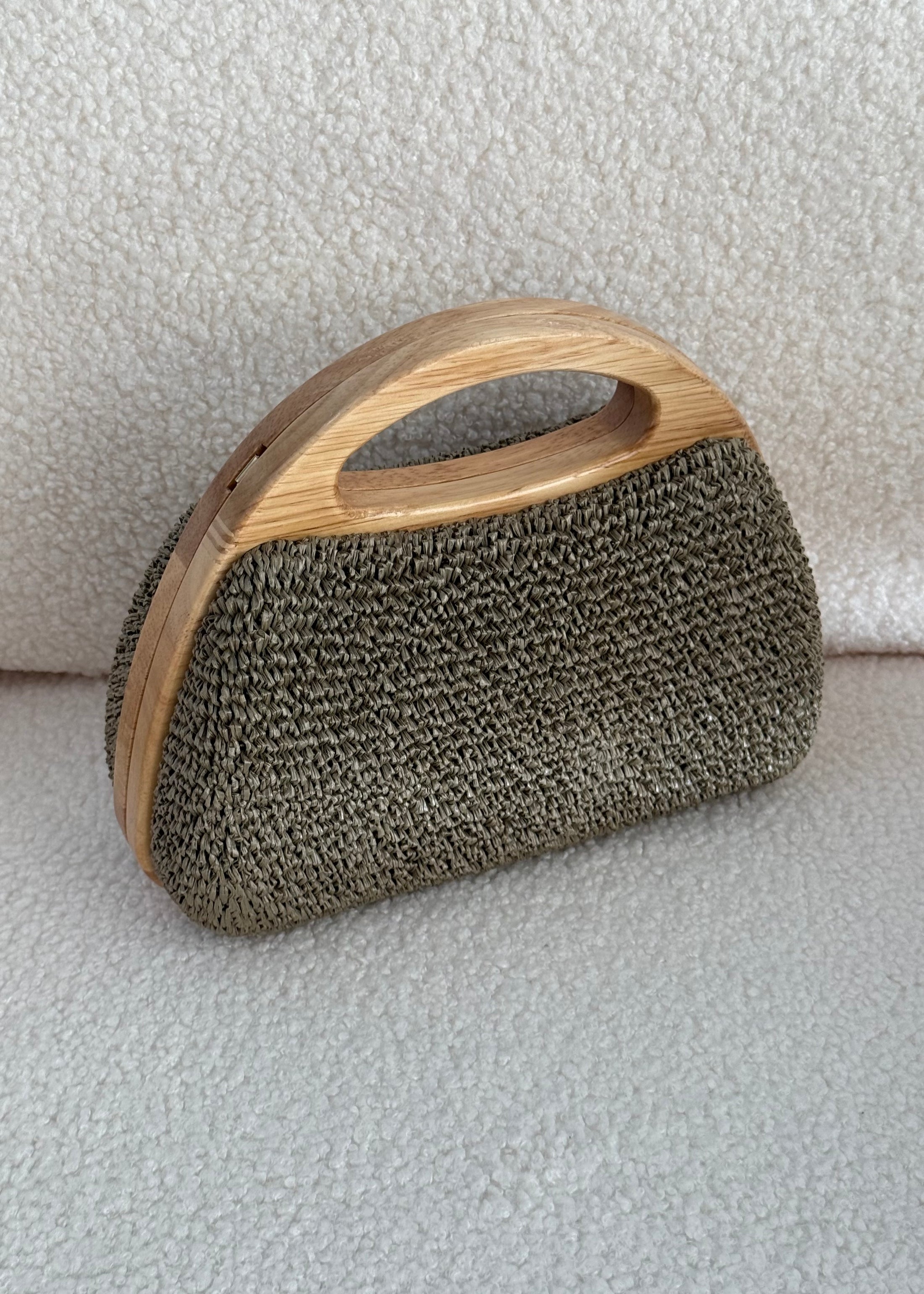 Clutch in rafia salvia