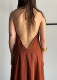 Carica l'immagine nel visualizzatore della galleria, Abito lungo ruggine con scollo profondo
