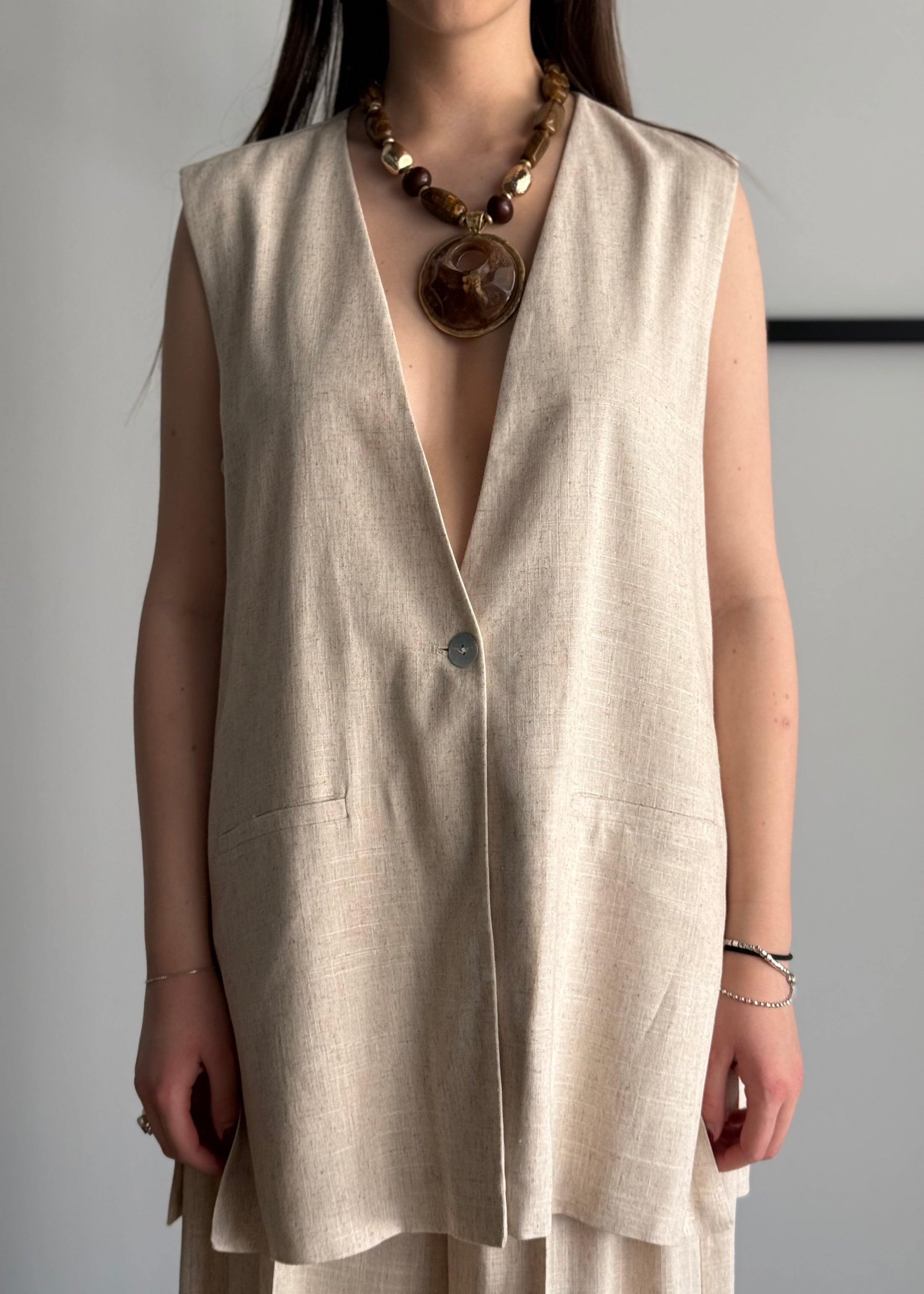 Gilet lungo ecrù con bottone