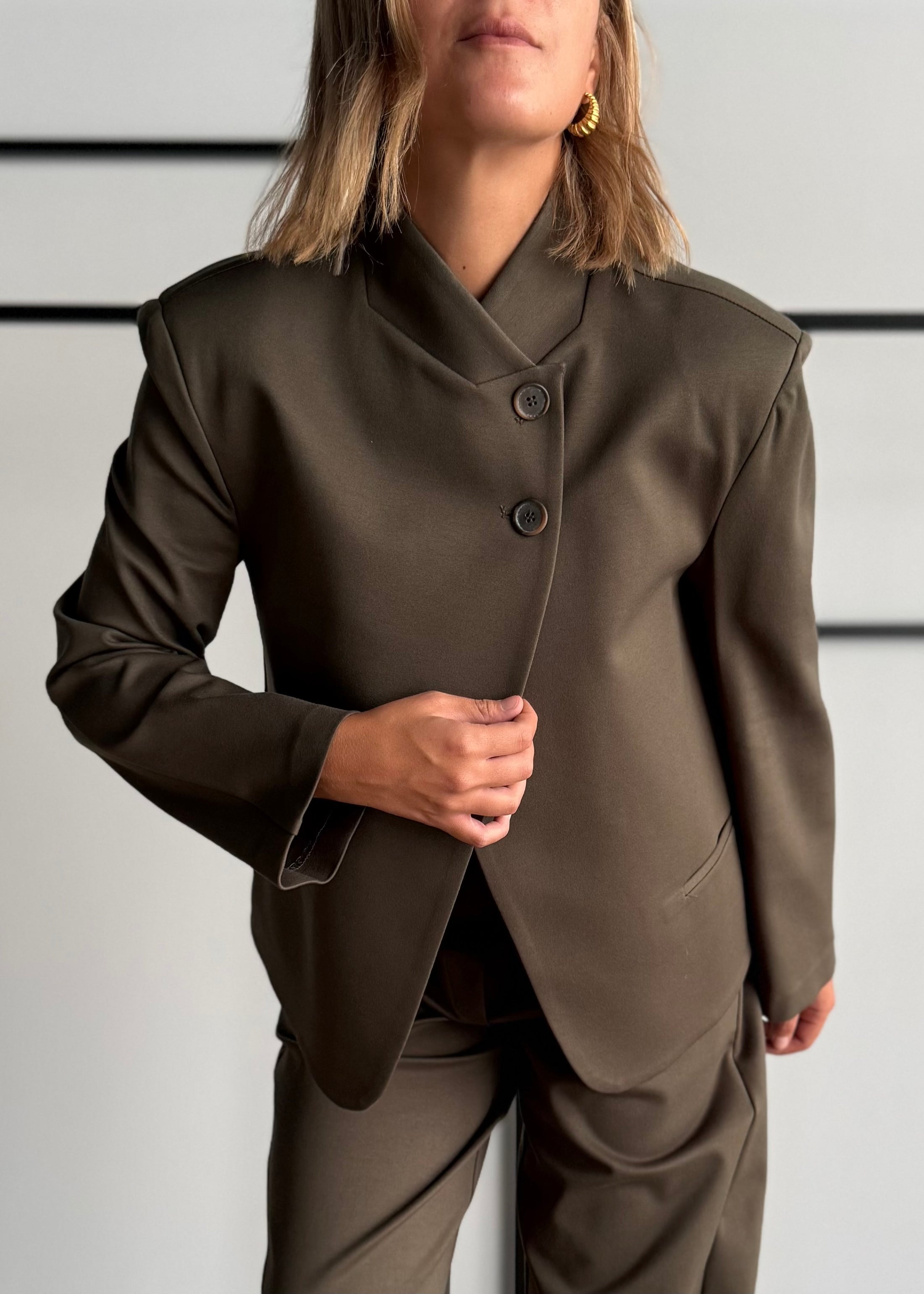 Giacca militare con chiusura asimmetrica - KONTATTO