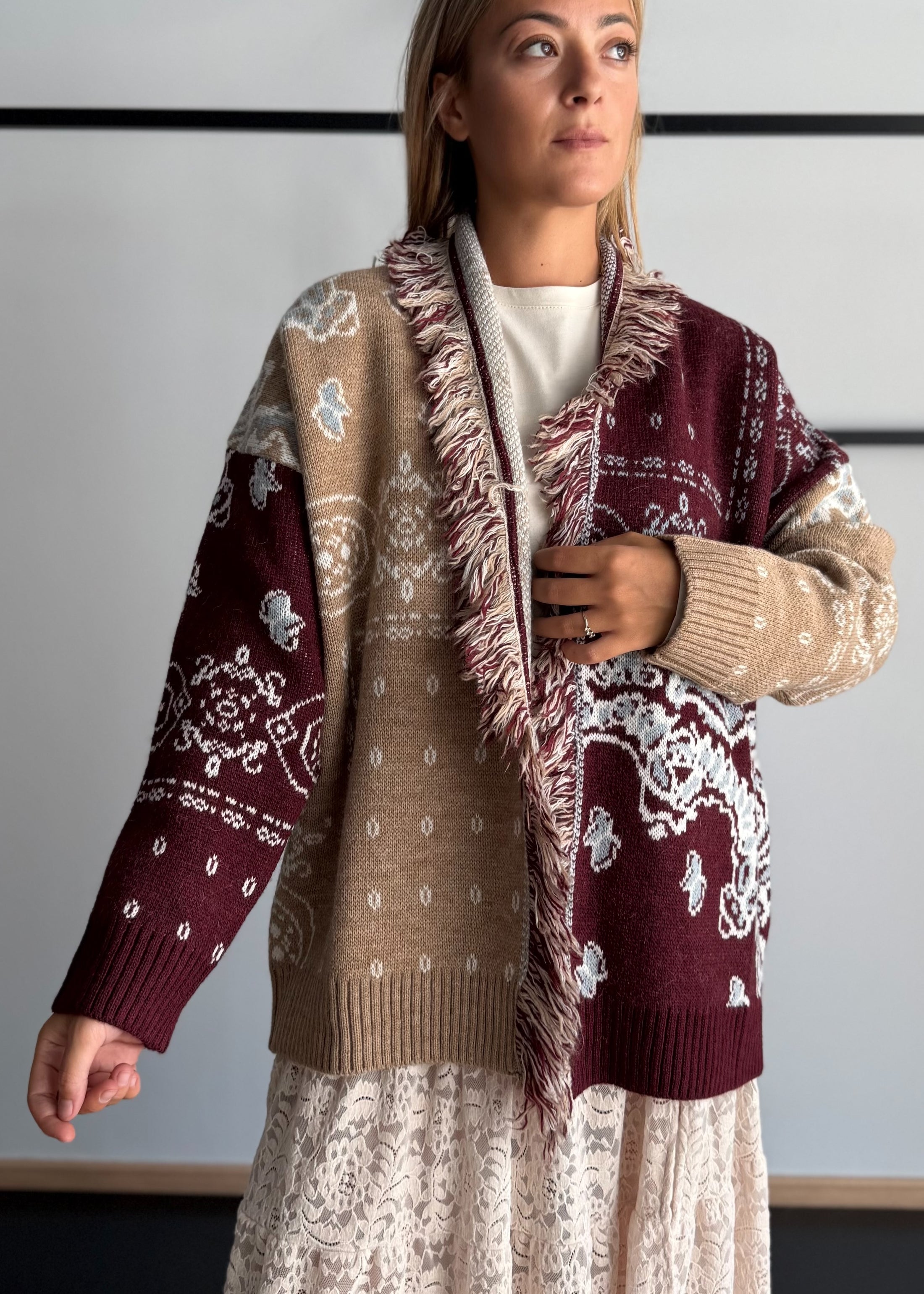 Cardigan jacquard con frange mastice - KONTATTO