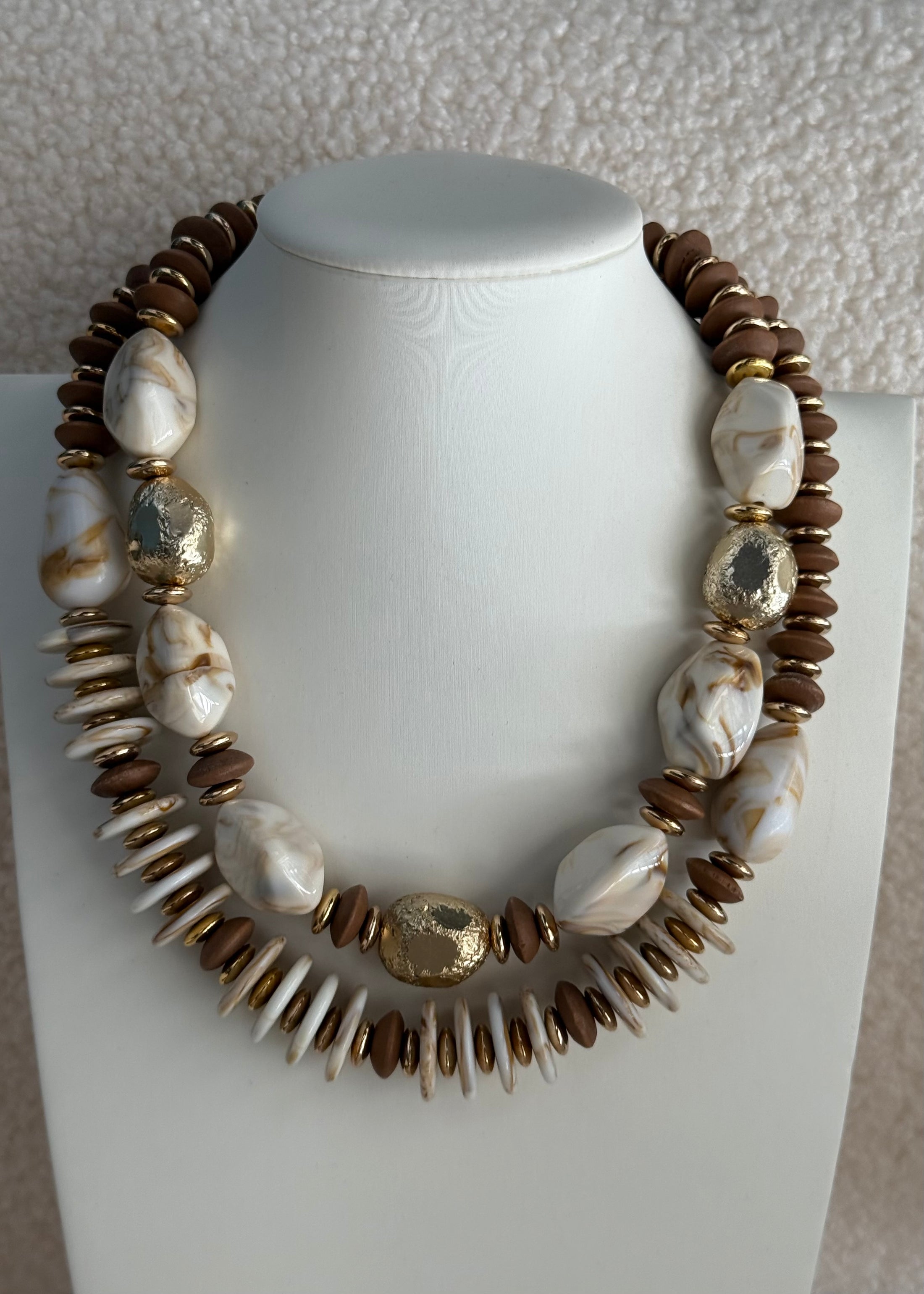 Collana beige e marrone con dettagli oro