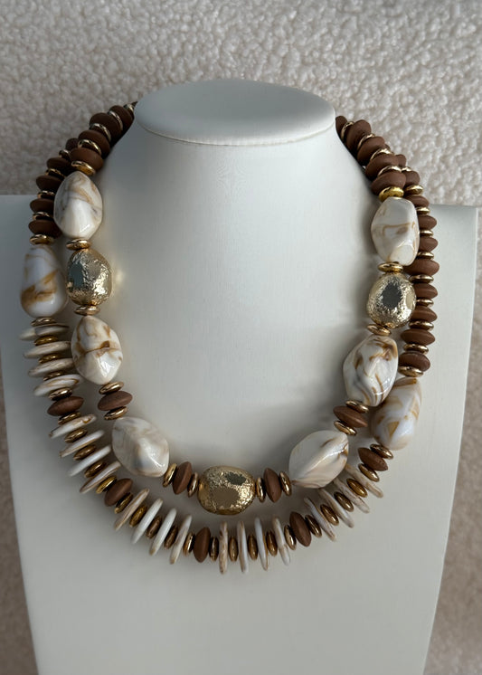Collana beige e marrone con dettagli oro