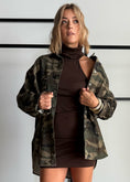 Carica l'immagine nel visualizzatore della galleria, Giacca oversize camouflage
