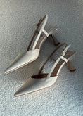 Carica l'immagine nel visualizzatore della galleria, Slingback THEVICE in suede beige

