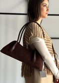 Carica l'immagine nel visualizzatore della galleria, Borsa a spalla THEVICE in suede moro
