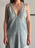 Carica l'immagine nel visualizzatore della galleria, Abito denim midi destroyed
