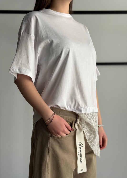 T-shirt KIKISIX bianca con pizzo