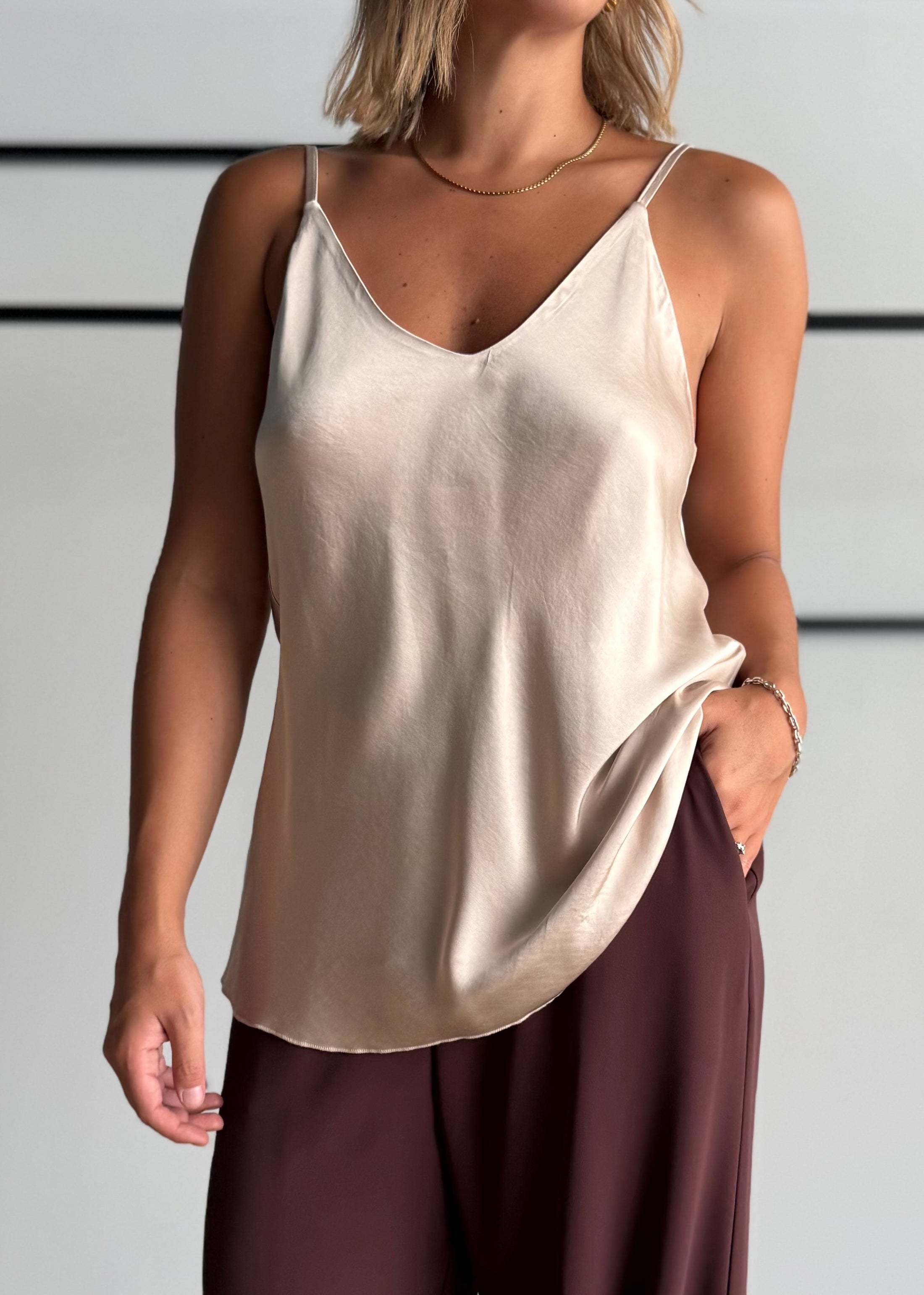 Top satinato nude con spalline regolabili