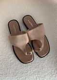 Carica l'immagine nel visualizzatore della galleria, Sandali infradito in suede beige
