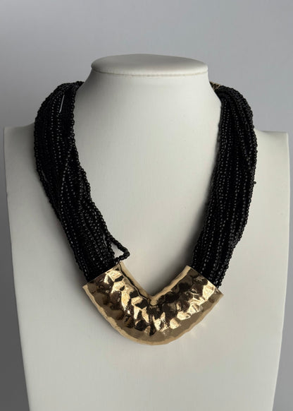 Collana multistrato con perline nere e dettaglio dorato martellato