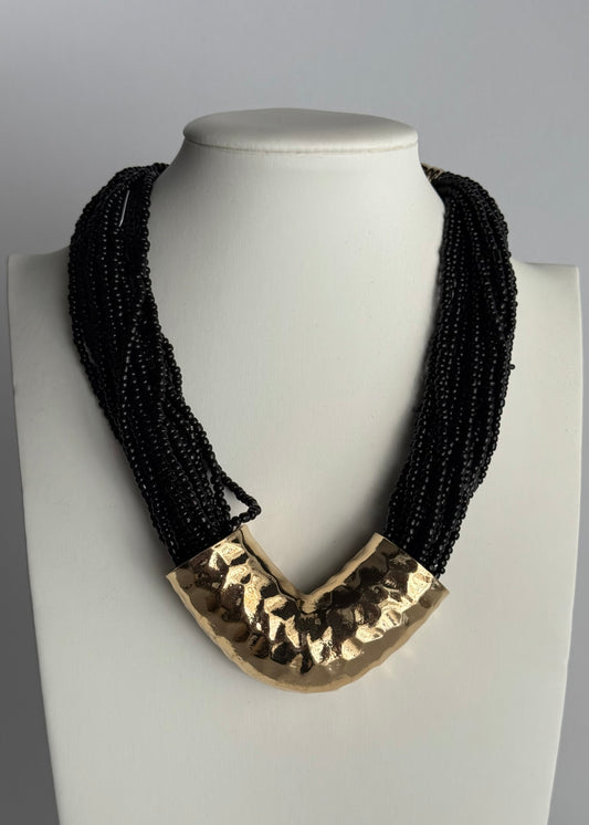 Collana multistrato con perline nere e dettaglio dorato martellato
