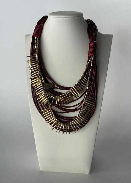 Collana multistrato bordeaux con inserti dorati