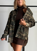Carica l'immagine nel visualizzatore della galleria, Giacca oversize camouflage
