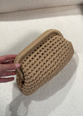Carica l'immagine nel visualizzatore della galleria, Clutch intrecciata beige
