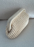 Carica l'immagine nel visualizzatore della galleria, Clutch intrecciata beige chiaro
