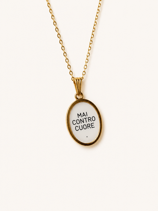 Collana mai contro cuore