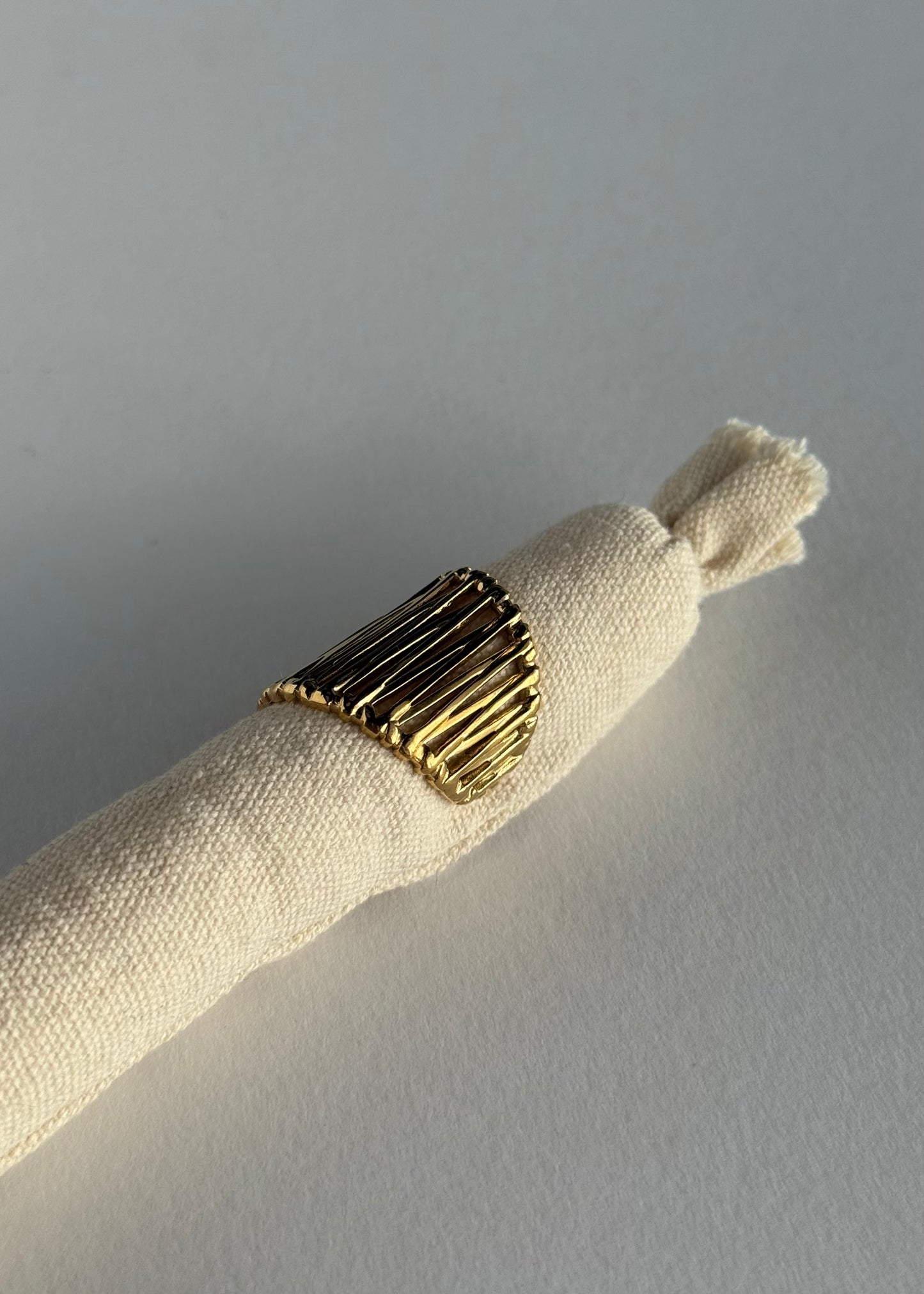 Anello dorato con texture a righe