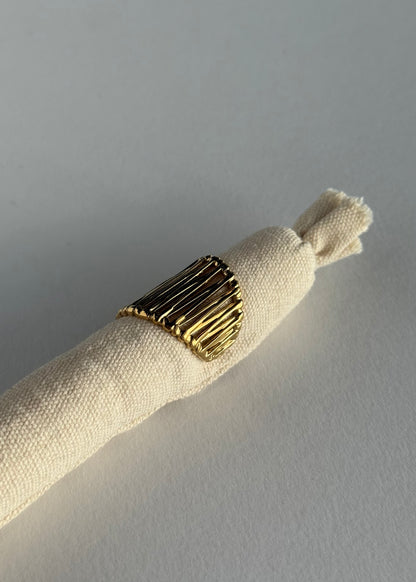 Anello dorato con texture a righe